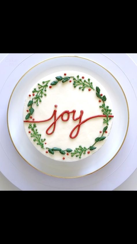 eatcakebemerry on Instagram: This is one of my fave Christmas cakes from last year! Simple and sweet. 😊 I wasn’t able to make as many holidays cakes as I wanted to… Cake Decorating Christmas Easy, Royal Iced Christmas Cake, Easy Cake Decorating Christmas, 6 Inch Christmas Cakes, Christmas Party Cake Ideas, Christmas Cake Icing Ideas, Mini Christmas Cakes Decoration, Christmas Wreath Cake Ideas, Christmas Cakes Simple