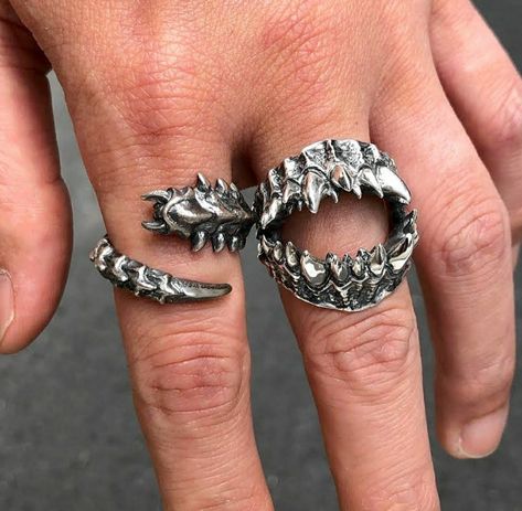 Futuristic Cars Design, Apocalyptic Fashion, Jewelry Accessories Ideas, How To Make Rings, Steampunk Jewelry, Black Jewelry, Hand Jewelry, Dream Jewelry, Silver Man