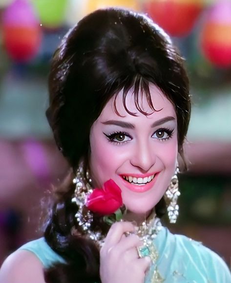 Retro Poses, 70s Bollywood, Celebs Outfits, Saira Banu, Vintage Bollywood Aesthetic, Bollywood Theme, Hema Malini, Bollywood Pictures, Vintage Saree