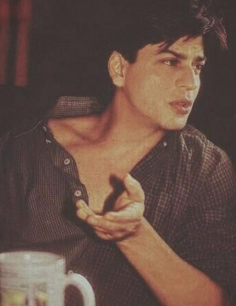 Srk Aesthetic Wallpaper, Srk Aesthetic, Vintage Bollywood Aesthetic, 90s Bollywood Aesthetic, Bollywood Posters, Desi Love, Retro Bollywood, 90s Bollywood, Red Carpet Look