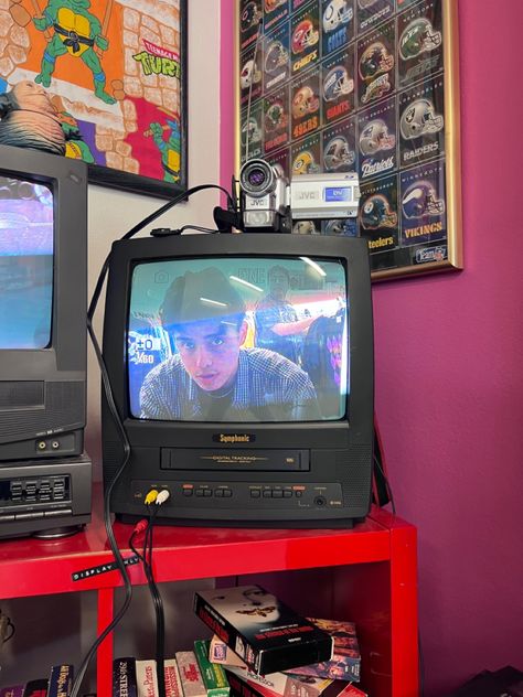 Taking pictures using an old camera retro vhs camcorder Camcorder Pictures, Vhs Tv Aesthetic, Vhs Setup, Vhs Camera Aesthetic, Vhs Aesthetic Pictures, 90s Camera Aesthetic, Cam Corder Aesthetic, Retro Tv Aesthetic, Old Tv Aesthetic