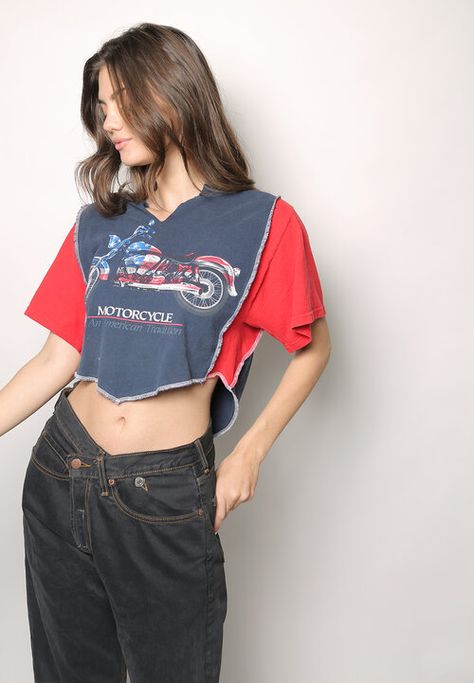 Reworked T Shirt, T Shirt Thrift Flip, Collage Tshirts, T Shirt Upcycling, Rework Clothes, Reworked Crop Top, Thrift Flip Ideas, T Shirt Upcycle, Edgy Tops