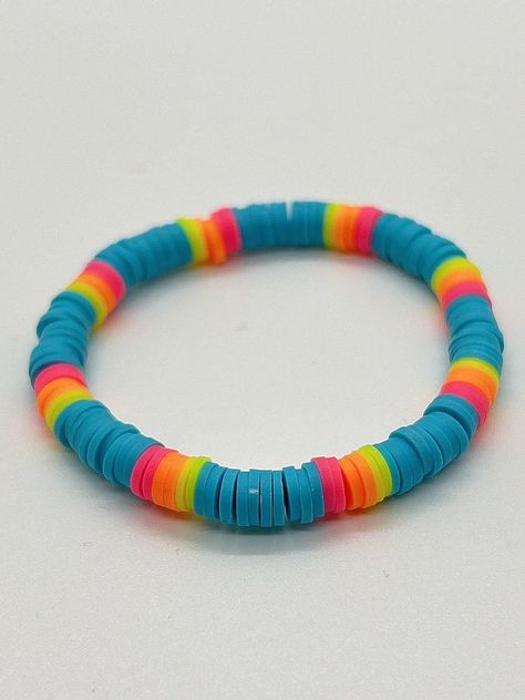 How To Make A Clay Bead Necklace, Neon Clay Bead Bracelet Ideas, Clay Bead Bracelet Blue, Neon Clay Bead Bracelets, Clay Bead Ring Ideas, Bracelet Ideas To Sell, Clay Bracelet Patterns, Clay Bead Bracelet Ideas Summer Preppy, Summer Clay Beads Bracelet Ideas