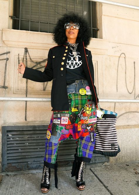 Street Wear Fall 2023, Overalls Outfit Street Style, New York Fashion Week Street Style Summer, 2023 New York Street Style, Spring Fashion Week Street Style, Cool Street Fashion 2023 Summer, New York Urban Street Style, Juxtaposition Fashion Style, Eclectic Fashion Style Inspiration