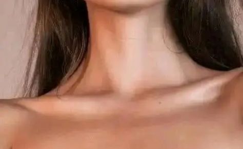 Sharp Collar Bone, Specific Features Claim, Defined Collar Bone, Narrow Shoulders Aesthetic, Shoulders Aesthetic, Beauty Bone, Perfect Features, Body Details, Vision Board Manifestation