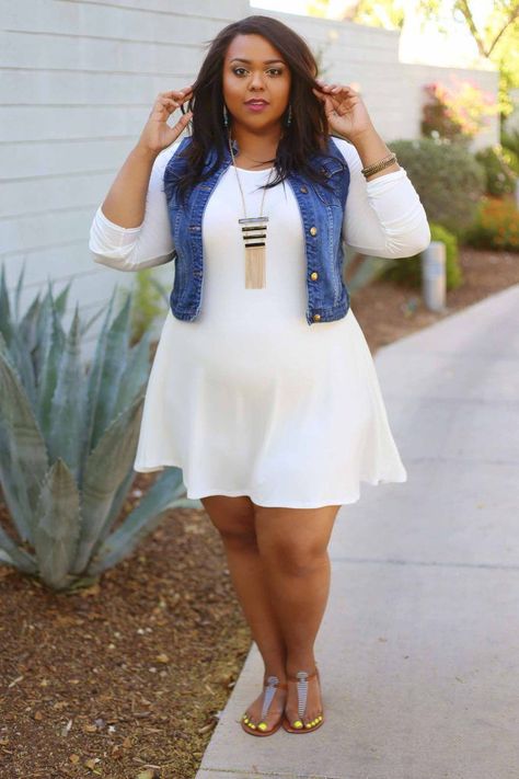 This outfit is perfect. The only thing i would change is adding wedges. Shoes that flat and open get uncomfortable real fast Mode Tips, Plus Size Summer Outfits, Big Girl Fashion, Curvy Plus Size, Outfit Trends, Plus Size Beauty, Moda Plus, Plus Size Fashion For Women, Curvy Girl Fashion