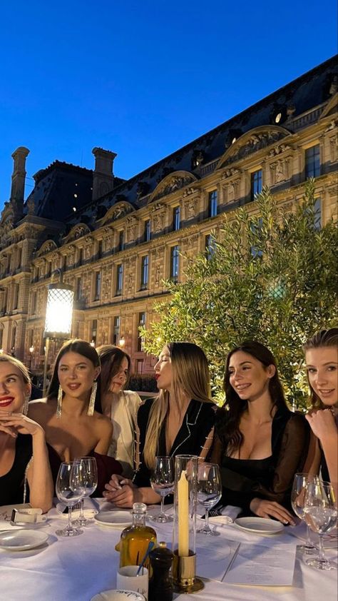 Evening Restaurant, Girls Night Dinner, Late Night Dinner, Dinner In Paris, Palatine Hill, Roman Forum, Evening Dinner, London Night, Female Friendship