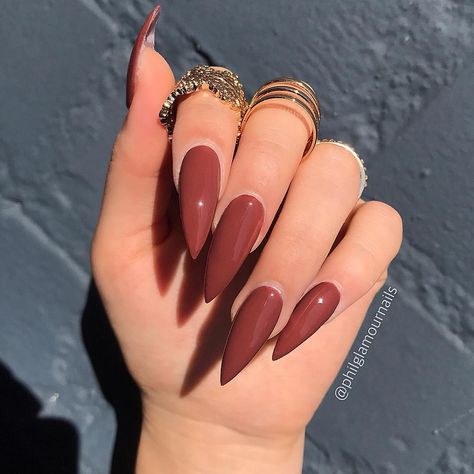 Nails And Rings, Red Nail Art Designs, Nails Brown, Glitter Manicure, Red Nail Art, Stiletto Nail Art, Stiletto Nails Designs, Short Acrylic, Super Nails