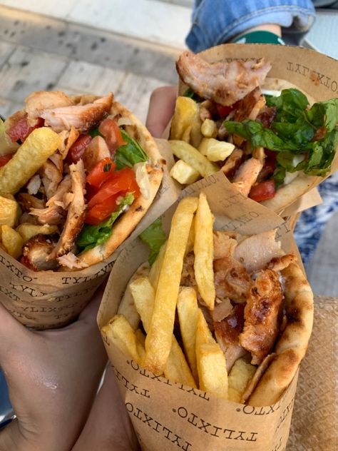 Aesthetic food greek gyros Greek Gyros, Different Types Of Food, Cheap Meal Ideas, Simple Family Meals, Cheap Meal, Food Babe, Cheap Dinner Recipes, Food Therapy, Healthy Food Dishes