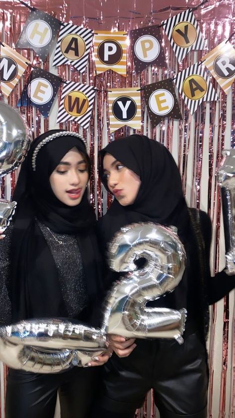 Outfit Hijab Simple, 17th Birthday Ideas, Bestie Birthday, 21st Birthday Photoshoot, Cute Birthday Pictures, Birthday Projects, Ootd Dress, Bday Girl, Cute Simple Wallpapers