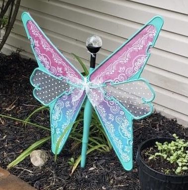 Butterfly Out Of Hangers, Plastic Clothes Hangers Butterfly, Butterfly From Hangers, Plastic Hanger Butterfly Diy, Coat Hanger Butterflies, Clothes Hanger Butterfly Diy, Ceiling Fan Dragonfly Diy, Summer Crafts For Adults Diy, Hanger Butterflies