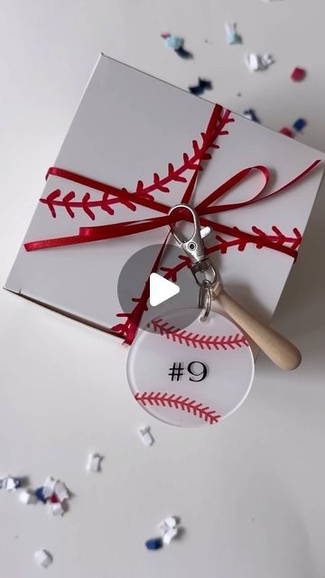 l i n z y ✌🏼 on Instagram: "Here’s a fun end of season gift for the baseball boys (and girls!) This would be an easy way to say job well done to the team or just for your own kiddo! I used my cricut to make the letters and the number then used transfer tape to adhere to the baseball and the keychain. Comment SHOP for the link to the items I used! ⚾️⚾️⚾️" Tball Team Gift Ideas, Baseball Team Party Ideas, Baseball Team Gift Ideas, Baseball Team Gifts End Of Season, Baseball End Of Season Gift, End Of Season Baseball Gifts For Players, Baseball Team Gifts, Baseball Team Party, Baseball Gift Ideas