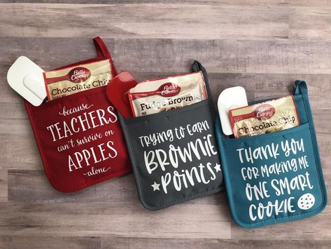 personalized teacher gift for christmas Chemistry Teacher Gift, Cheap Teacher Gifts, Oven Mitts Gift, Diy Gift For Bff, One Smart Cookie, Brownie Points, Teacher Personalized, Best Teacher Gifts, Smart Cookie