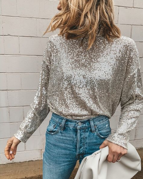 sparkle top long sleeved - fun NYE outfit inspiration Nye Outfits Casual, New Years Eve Outfits Casual, Sequins Top Outfit, Silver Sequin Top, Sparkle Outfit, Nye Outfits, Eve Outfit, New Years Eve Outfits, Outfit Jeans