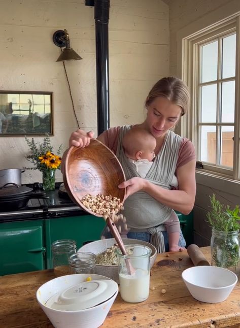 Mom Cooking Aesthetic, Homemaker Aesthetic Pictures, Home Maker Aesthetic, Homesteading Mom, Traditional Wife Aesthetic, House Wife Aesthetic, Crunchy Aesthetic, Homestead Mom, Mother Cooking