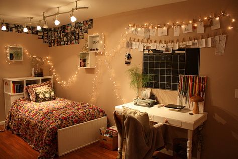 really want to do this with my room Teen Rooms, String Lights In The Bedroom, Colour Themes, Hippy Room, Tumblr Rooms, Casa Vintage, Room Goals