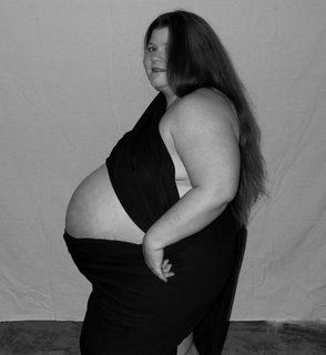 The Well-Rounded Mama: Plus-Size Pregnancy Photo Gallery Chubby Pregnant Women, Marilyn Core, Weekly Baby Bump Pictures, Obese Pregnancy, Yummy Mummies, Big Pregnant, Belly Pics, Pregnancy Progression, Maternity Photography Poses Pregnancy Pics