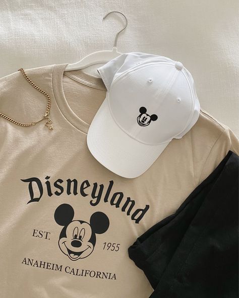 Disneyland Outfits Summer Mom, Minimalist Disney Shirt, Aesthetic Disney Shirts, Disney Clothes Aesthetic, Disney Mom Aesthetic, Disneyland Tshirt Ideas, Mickey Mouse Shirt Ideas, Black Disney Outfits, Neutral Disney Outfits