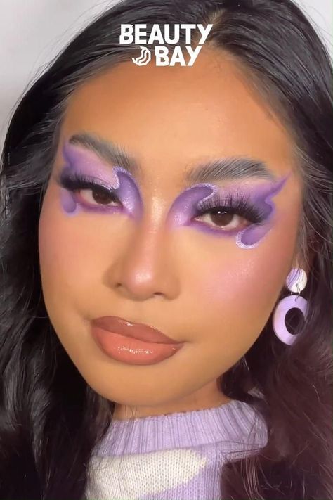 Saturno World Tour Makeup Inspo Purple Eye Makeup Looks, Colourful Makeup Looks, Crazy Makeup Looks, Trippy Makeup, Colourful Eye Makeup, Makeup Eyeshadow Looks, Lilac Makeup, Catwalk Makeup, Lavender Makeup