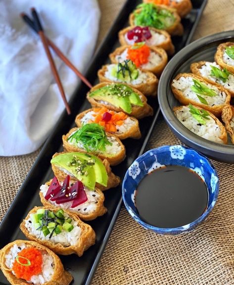 Inari Sushi, Japanese Food Dishes, Sushi Cafe, Zucchini Frittata, Japanese Food Sushi, Ahi Tuna, Japanese Sushi, Sushi Recipes, Wedding Food