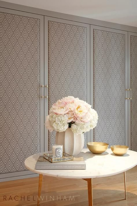 Elegant gray fabric closet doors embellished with brass and lucite vertical pull handles boast a geometric, triangular pattern that adds dimension and class. Dold Dörr, Bedroom Closet Doors, Doors Wooden, Wall Closet, Sliding Closet Doors, Bedroom Closet Design, Trendy Bedroom, Wardrobe Doors, Bedroom Doors