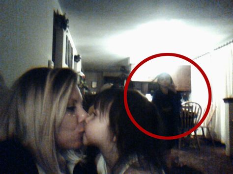 Ghost Haunting, Ghost Caught On Camera, Paranormal Pictures, Paranormal Photos, Ghost Sightings, Real Ghost, Real Haunted Houses, Spirit Ghost, Creepy Ghost