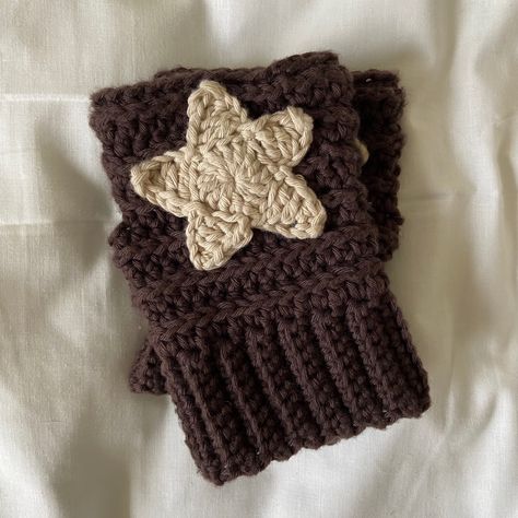 more hand warmers i made! Crochet Arm Warmers, Crochet Hand Warmers, Crochet Mittens Free Pattern, Crochet Wrist Warmers, Glove Pattern, Crochet Gloves Pattern, Valentines Crochet, Crochet Fingerless Gloves, Crochet Stars