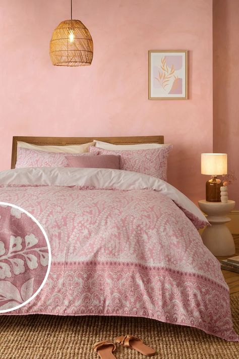 Cosy Bedroom Inspirations, Pink Green Bedrooms, Rooms In House, Cute Bed Sheets, Pink Bed Sheets, Green Bedrooms, Navy Bedding, Pink Bed, Pink And Girly