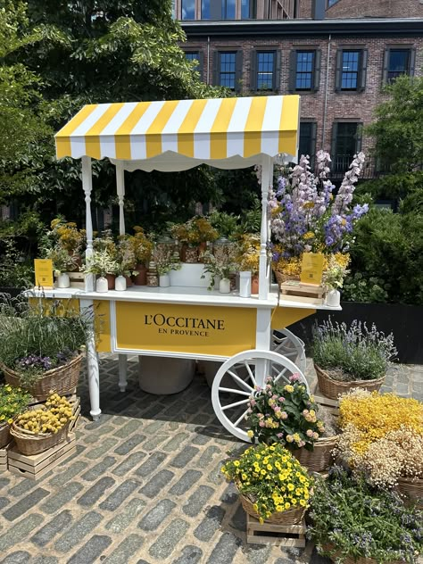 Coffee Mobile Bar Ideas, Flower Market Cart, Limoncello Party, Flower Stand Ideas, Dolce Vita Party, Rental Business Ideas, Marie Antoinette Birthday, Lemonade Ideas, Ramadan Dinner