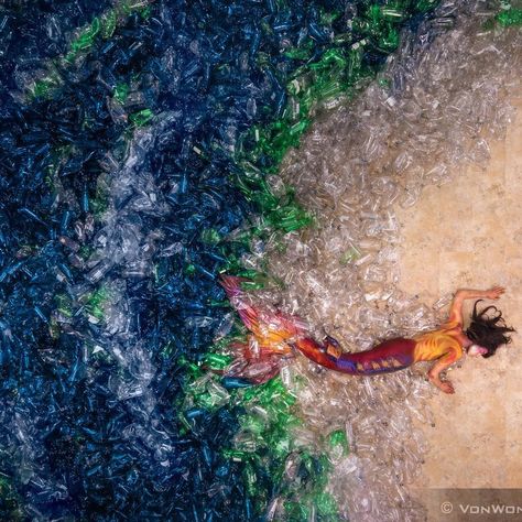 10,000 Plastic Bottles Make Up The Sea For This Mermaid Benjamin Von Wong, Ocean Pollution, Plastic Art, Plastic Pollution, Environmental Issues, Plastic Waste, Pollution, Installation Art, Plastic Bottles