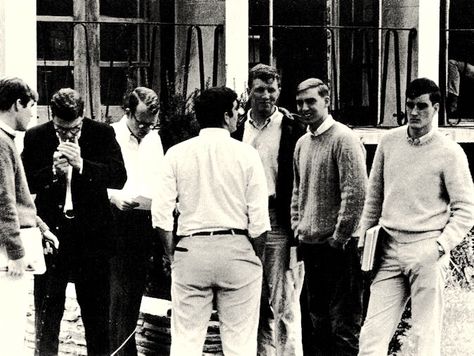 college guys in the early 1960s. Shetland sweaters, OCBDs, khaki pants. College Outfits Cold Weather, College Outfits Men, Ivy League Universities, Ivy Look, Sixties Style, The Ivy League, College Outfits Casual, College Outfits Spring, Preppy Boys