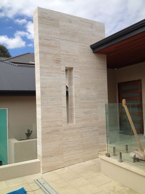 Travertine Wall Exterior, Travertine Feature Wall, Travertine Facade, Travertine Exterior, Feature Wall Cladding, External Wall Cladding, Cladding Ideas, Travertine Wall, Vein Cut