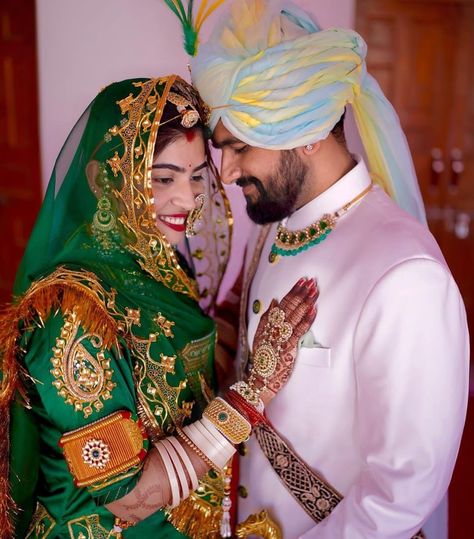 Banna Baisa Pic, Rajput Couple Photoshoot, Cupel Pose, Wading Photoshoot, Rajasthani Couple Photography, Rajputi Pose, Rani Har, Pre Wedding Photoshoot Props, Indian Bride Poses