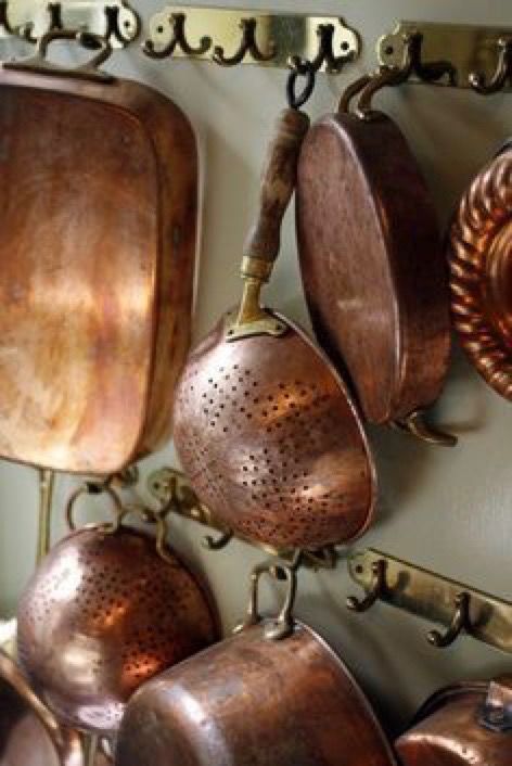 Decorating With Copper, French Bedrooms, Copper Pots And Pans, House Decor Vintage, French Kitchens, Vintage Pots, Vintage Copper Pots, Copper Kitchen Decor, How To Clean Copper