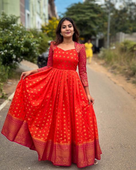 SHALINI 🌸 New Frocks Designs For Women, White Long Frocks For Women, Gown From Saree, Frocks Designs For Women, Long Frocks Indian Designer Dresses, Kurti Sewing, Long Frock Models, Ladies Frock Design, Long Kurta Designs