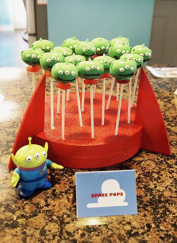 Toy Story Cake Pops Diy, Buzz Lightyear Treat Table, Buzz Lightyear Dessert, Toy Story Alien Cake Pops, Alien Cake Pops, Toy Story Cake Pops, Toy Story Cake Pops Cakepops, Alien Cake, Deserts Cupcakes