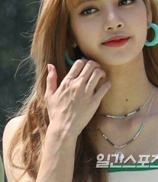 Lisa Hands Blackpink, Lisa Hands, Lisa Foto, Lisa Photo, Hot Hands, Lisa Icon, Killer Abs, Beauty Nails Design, Lisa Lalisa