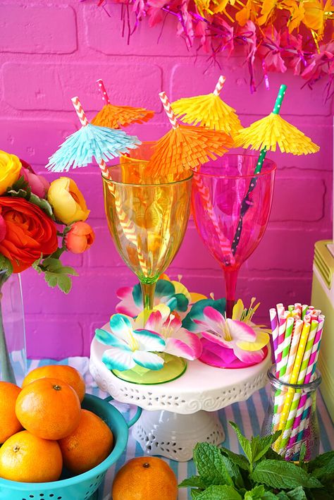 DIY & IDEAS PARA UNA FIESTA HAWAIANA | MY BASA DIY Hawaii Birthday Party, Diy Cocktail Bar, Tiki Drink, Hawaii Themed Party, Tropical Birthday Party, Luau Party Decorations, Aloha Party, Hawaiian Party Decorations, Diy Cocktails