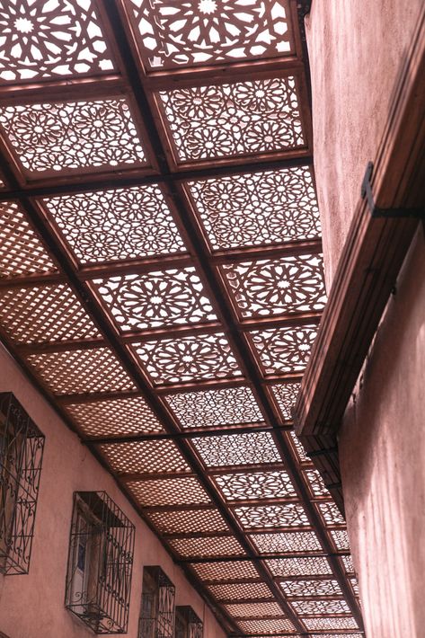 Contemporary Moroccan Architecture, Outdoor Ceiling Ideas, Light Design For Living Room, Rustic Ceiling Ideas, Syria Architecture, Souks Marrakech, Mamluk Architecture, Marrakech Design, Ceiling Interior Design