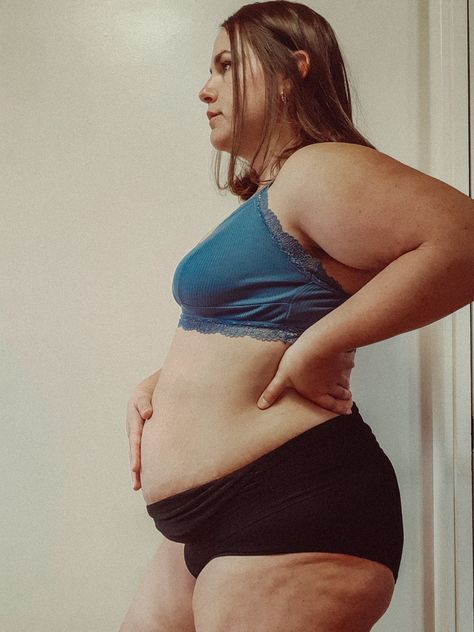 21 weeks pregnant. #21weeks #plussizeandpregnant #pregnancy #Maternity #bellypic #thebump #whattoexpect #pregnant #loveyourself #bodypositive Chubby Pregnant Women, Fat Pregnant Women, 21 Weeks Pregnant, Pregnant Belly Huge Multiples, Irl References, Heavily Pregnant Belly, Belly Pics, Pregnant Belly Huge, Mom Goals