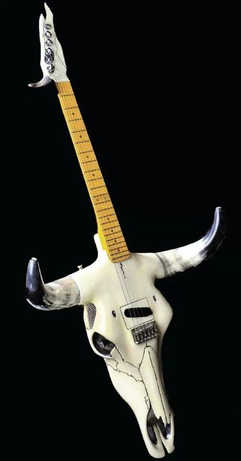 "BULL SKULL GUITAR" Billy Gibbons, Instruments Art, Electric Guitar Design, Guitar Obsession, Diesel Punk, Animal Skull, Unique Guitars, Cool Electric Guitars, Box Guitar