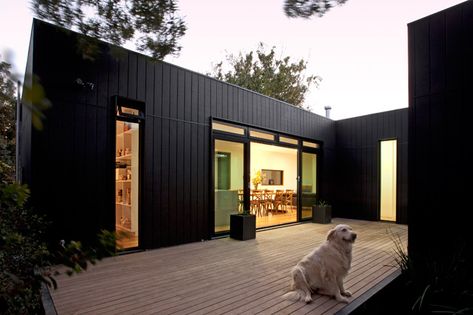 Dark exterior (blend with the pines) open outdoor "court" space. Prefab homes and modular homes in Australia: Modscape Black Houses, House Cladding, Casa Container, Shipping Container House, Prefabricated Houses, Exterior Cladding, Shipping Container Homes, Modular Homes, Prefab Homes