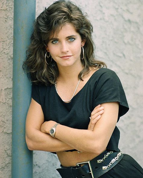 27 Rare photos of celebrities. Jennifer Syme, Jenifer Aniston, Courtney Cox, David And Victoria Beckham, Monica Geller, 90s Hairstyles, Ideal Body, Friends Tv, Rare Photos