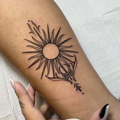 Sun Around Knee Tattoo, Tattoo Sonne, Shin Tattoo, Hippie Tattoo, Sun Tattoos, Arrow Tattoos, Tattoo Feminina, Sun Tattoo, Hip Tattoo