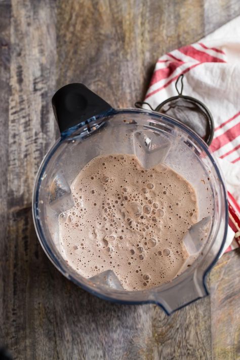 This thick and creamy Peppermint Mocha Frappuccino can be made at home and tastes just like (or better) than your favorite version form Starbucks! Mocha Frappuccino Recipe, Peppermint Mocha Frappuccino, Vitamix Smoothies, Frappe Recipe, Coffee Creamer Recipe, Mocha Frappuccino, Energy Smoothies, Vitamix Blender, Frappuccino Recipe