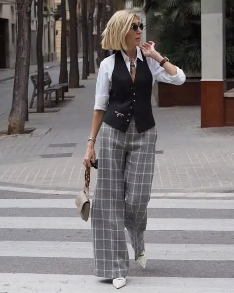 38 Best Outfits for Petite Women Over 50 to Wear This Year Mode Over 50, Susi Rejano, Outfit For Petite Women, Waistcoat Outfit, Outfits For Petite, Vest Outfits For Women, Stylish Outfits For Women Over 50, Hiking Pictures, Summer Hiking