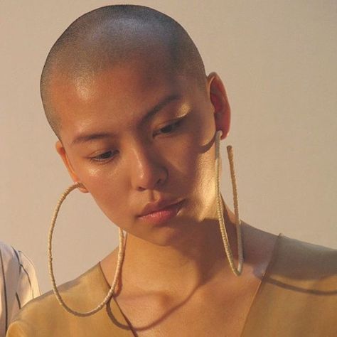 We recently featured five inspiring women who prove that long hair doesn't equal femininity or beauty on our site @ifftiffif is one of those females changing the expectancy of women to have long hair in order to be seen as beautiful ✨ Asian Bald Women, Asian Shaved Head, Hairstyles Beginners, Easy Hairstyles For Beginners, Hairstyles For Beginners, Shaving Head, Thick Hair Remedies, Forced Haircut, Shaved Head Women