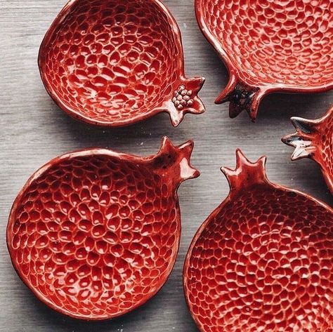 Ceramic Sun, Coconut Shell Crafts, Pomegranate Art, Clay Studio, Diy Ceramic, Clay Bowl, Pottery Crafts, Ceramics Ideas Pottery, Pottery Plates