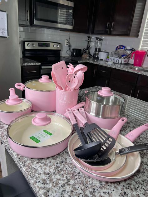 Assiette Design, Pink Apartment, First Apartment Essentials, Girly Apartments, Apartment Needs, Apartment Decorating Living, Girly Apartment Decor, Girl Apartment, First Apartment Decorating