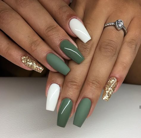 Light Army Green Nails, Fall Nail Designs Olive Green, Army Wife Nails, November Nails Ideas Green, Sage Green Birthday Nails, Cute Green Nails Ideas, Green Ivy Nails, Green Fall Acrylic Nails, Dark Green Nails Fall